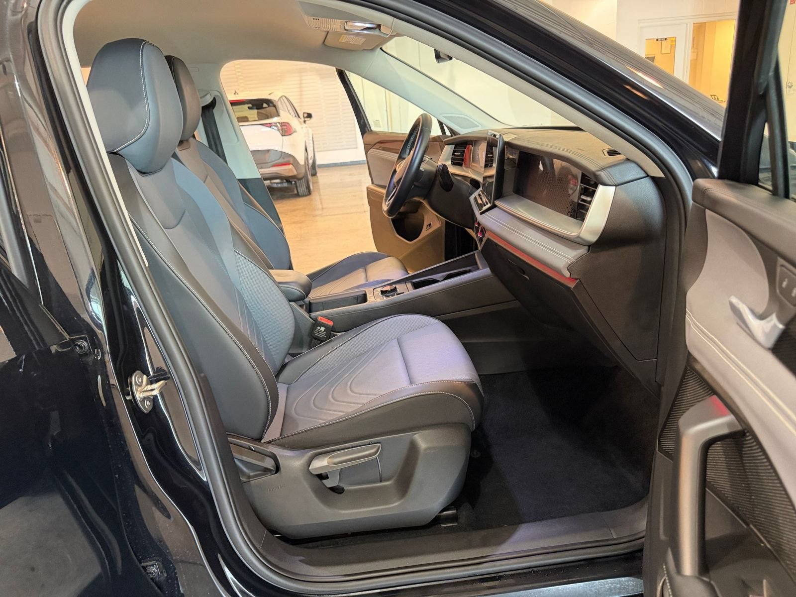 Used 2026 Volkswagen Tiguan SE AWD/4WD image 36