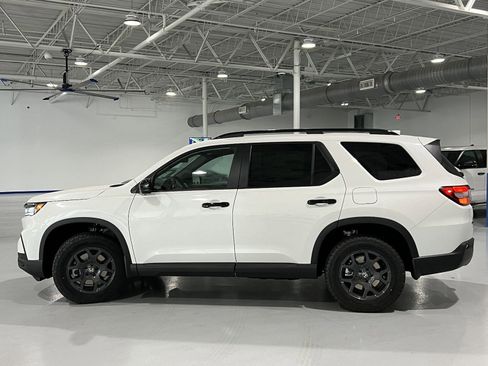 New 2025 Honda Pilot TrailSport image 18