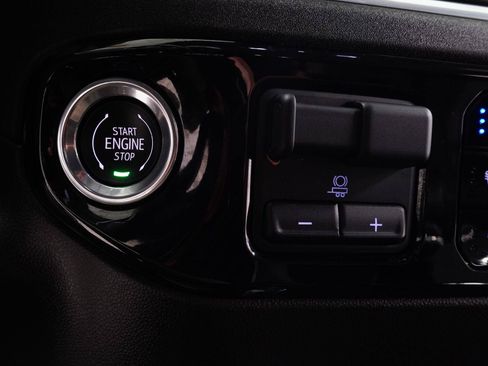 Used 2025 GMC Sierra 1500 SLT RWD image 16