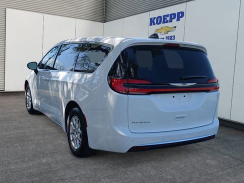 Used 2025 Chrysler Pacifica Select image 3