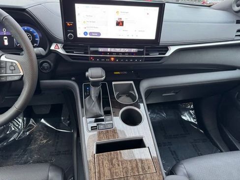 Used 2025 Toyota Sienna Limited AWD/4WD image 2