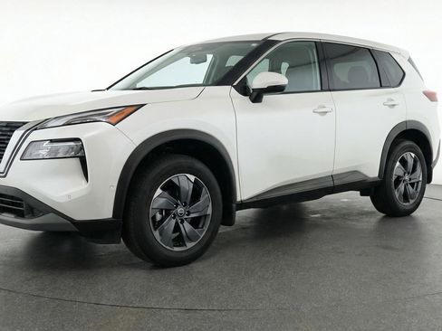 Used 2025 Nissan Rogue SV image 3