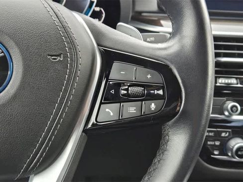 Used 2022 BMW 530e w/ Premium Package image 11