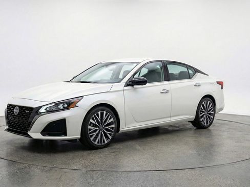 Used 2025 Nissan Altima 2.5 SV image 3