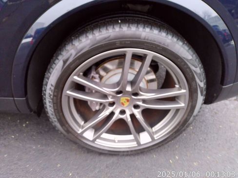 Used 2023 Porsche Cayenne Platinum Edition image 11