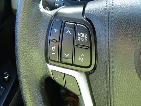 Used 2019 Toyota Highlander LE image 19