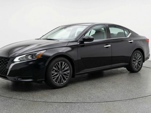 Used 2025 Nissan Altima 2.5 SV image 3