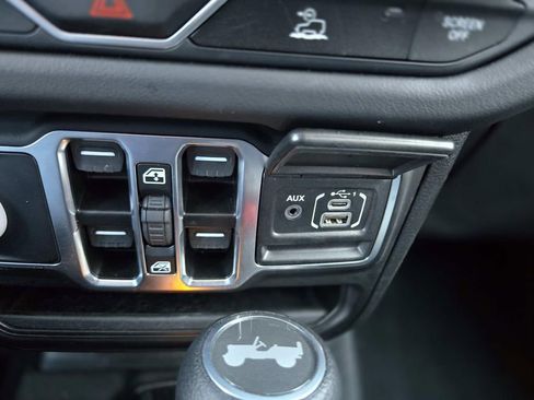 Used 2025 Jeep Wrangler Unlimited Sahara AWD/4WD image 31