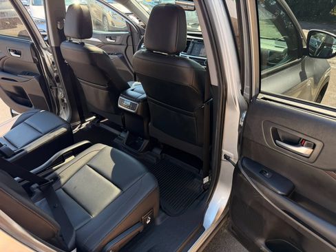 Used 2019 Toyota Highlander XLE AWD/4WD image 13