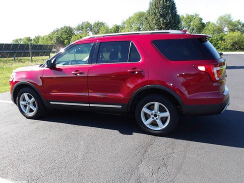 Used 2017 Ford Explorer XLT w/ Equipment Group 202A AWD/4WD image 13