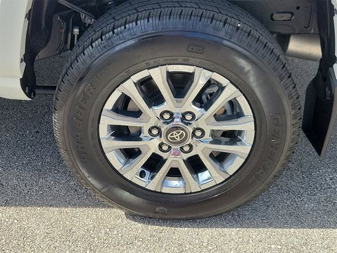 Used 2025 Toyota Tacoma Limited image 5