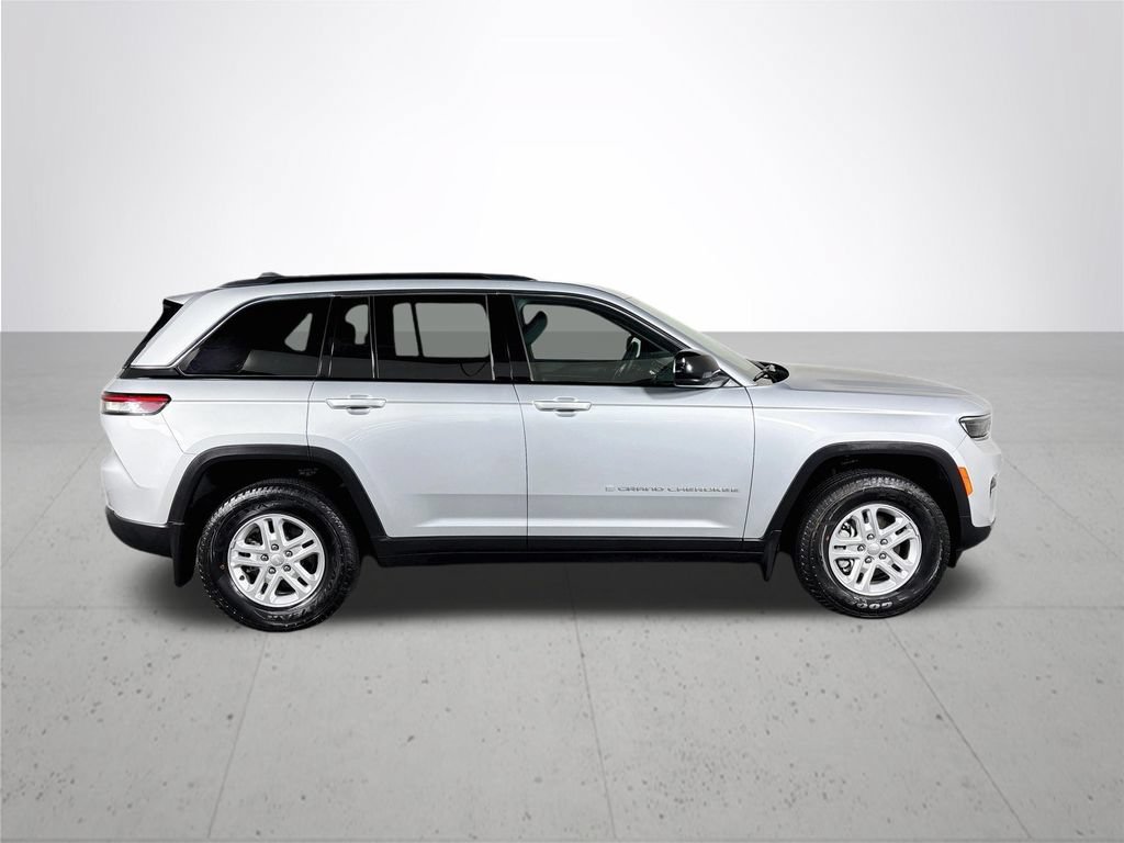 Used 2025 Jeep Grand Cherokee Laredo w/ MOPAR Finishing Package AWD/4WD image 6
