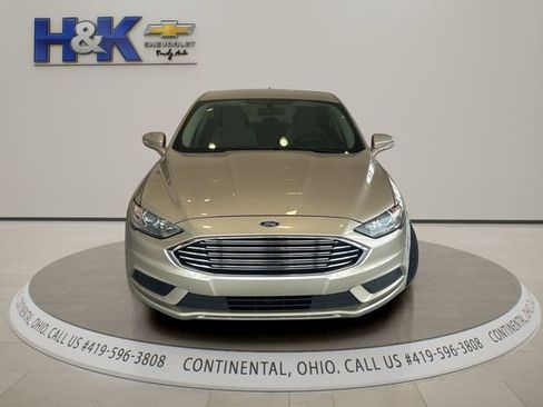 Used 2017 Ford Fusion SE w/ Fusion SE Technology Package FWD image 2
