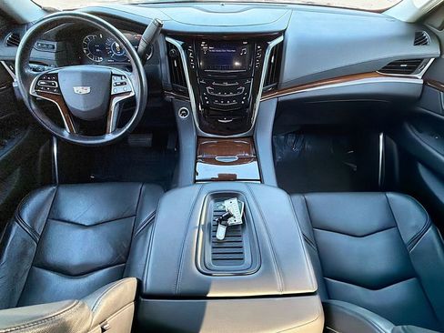 Used 2019 Cadillac Escalade Luxury image 16