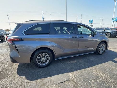 Used 2021 Toyota Sienna LE w/ LE Plus Package AWD/4WD image 8