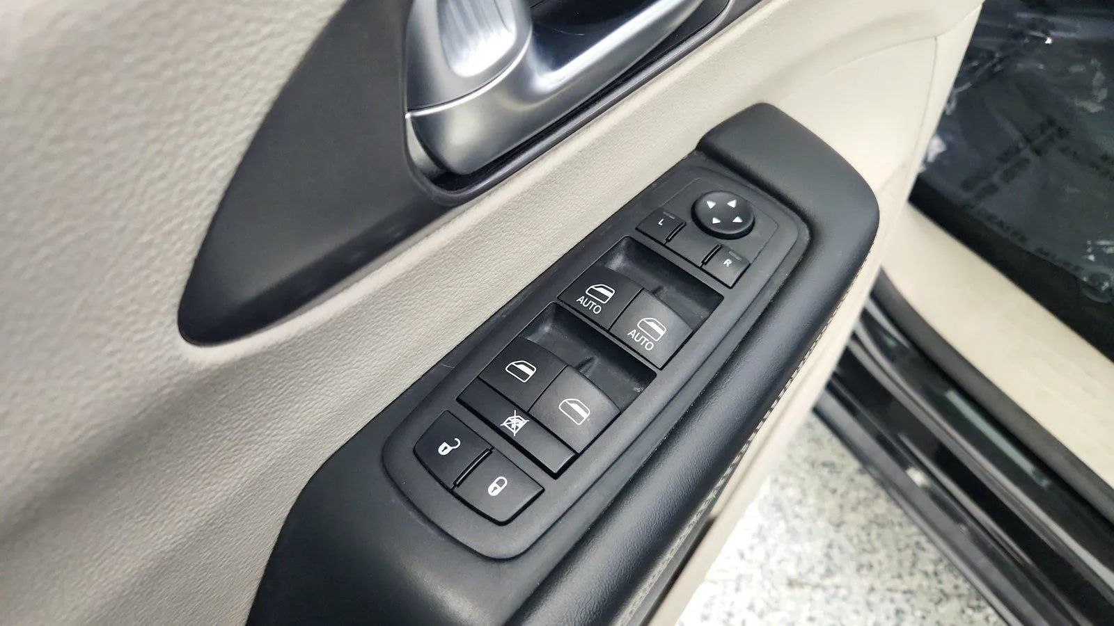 Used 2023 Chrysler Pacifica Touring-L FWD image 22