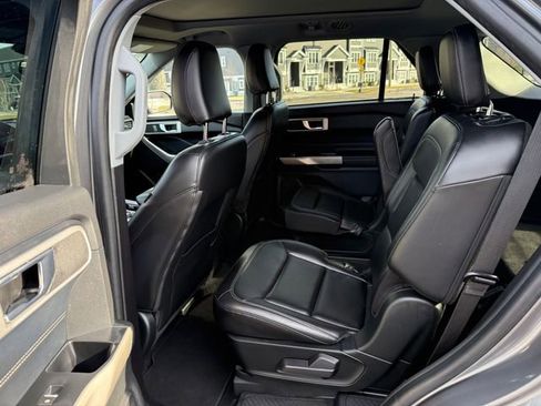 Used 2022 Ford Explorer XLT w/ Equipment Group 202A image 4