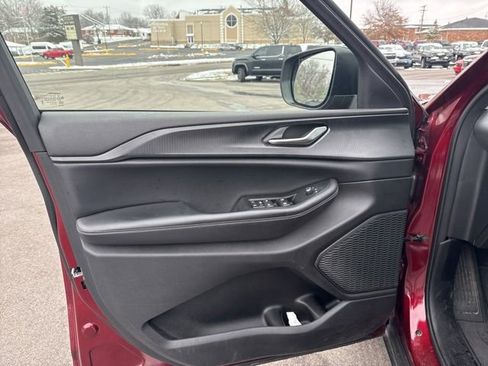 Used 2023 Jeep Grand Cherokee Laredo image 19