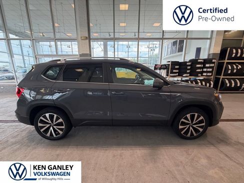 Used 2023 Volkswagen Taos SE w/ Panoramic Sunroof Package AWD/4WD image 4