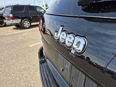 Used 2021 Jeep Grand Cherokee Laredo AWD/4WD image 22