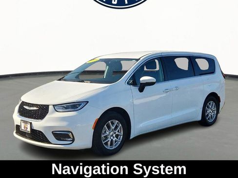 Used 2023 Chrysler Pacifica Touring-L image 6