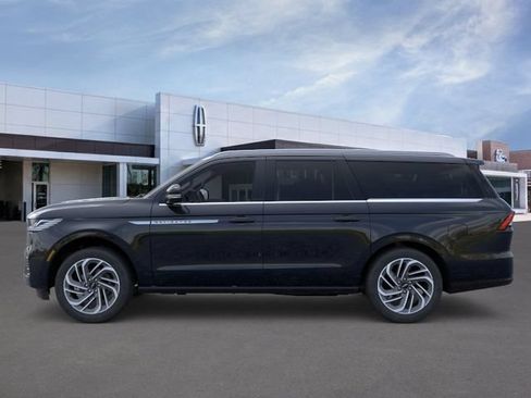 New 2026 Lincoln Navigator L Reserve AWD/4WD image 3