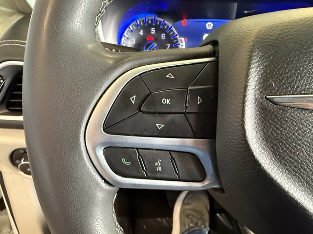 Used 2022 Chrysler Pacifica Touring-L w/ Uconnect Theater Family Group FWD image 19