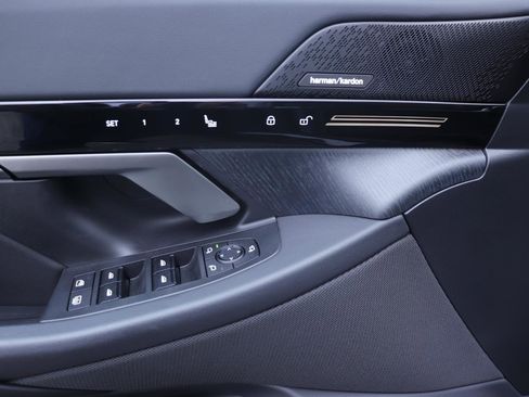 Certified 2025 BMW 530i image 22