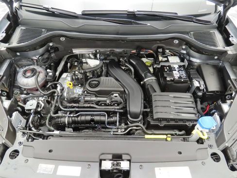 Used 2025 Volkswagen Taos SE w/ Panoramic Sunroof Package FWD image 29