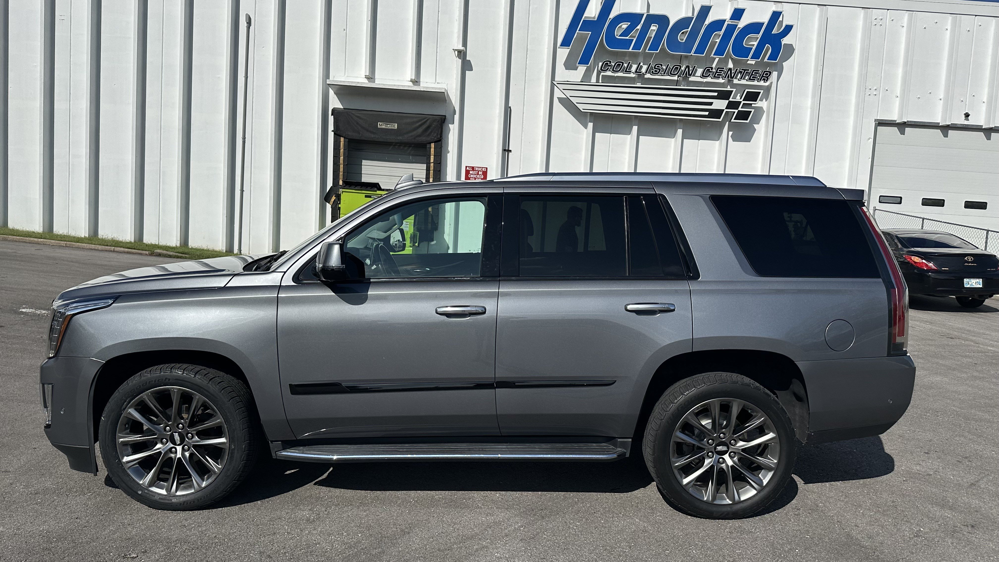 Used 2020 Cadillac Escalade Luxury w/ Escalade Sport Edition AWD/4WD image 7