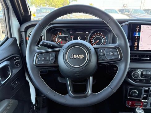 Used 2025 Jeep Gladiator Mojave AWD/4WD image 17