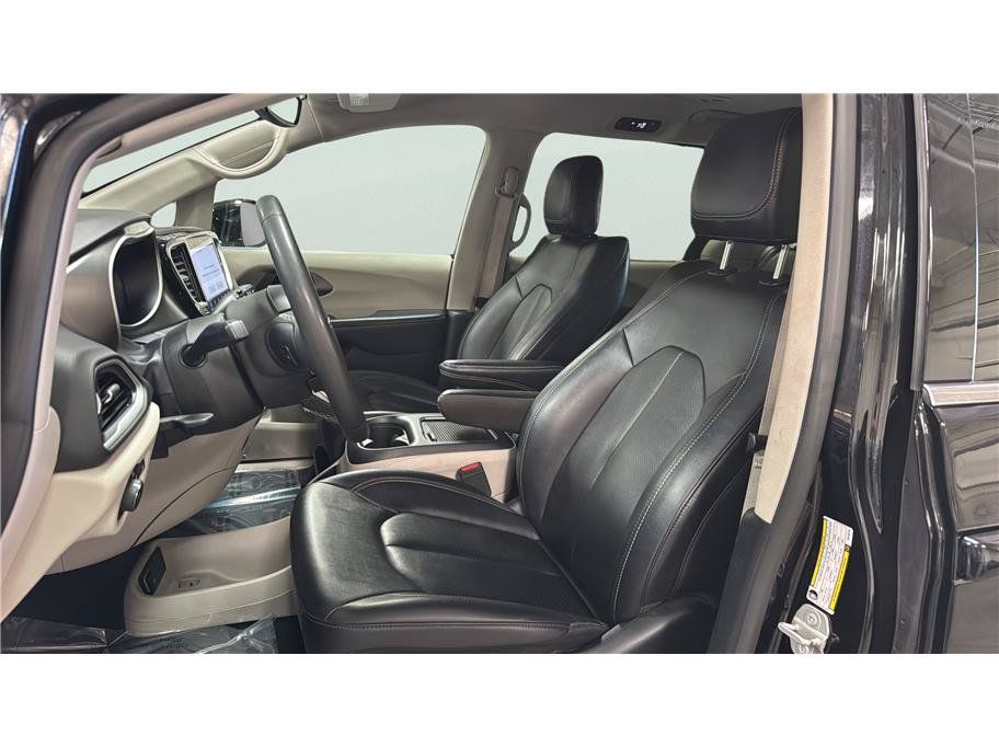 Used 2024 Chrysler Pacifica Touring-L FWD image 17