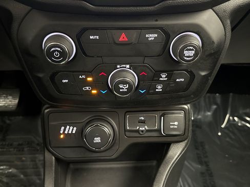 Used 2019 Jeep Renegade Latitude w/ Cold Weather Group AWD/4WD image 23