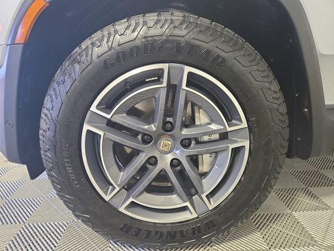 Used 2025 Rivian R1S Adventure image 9