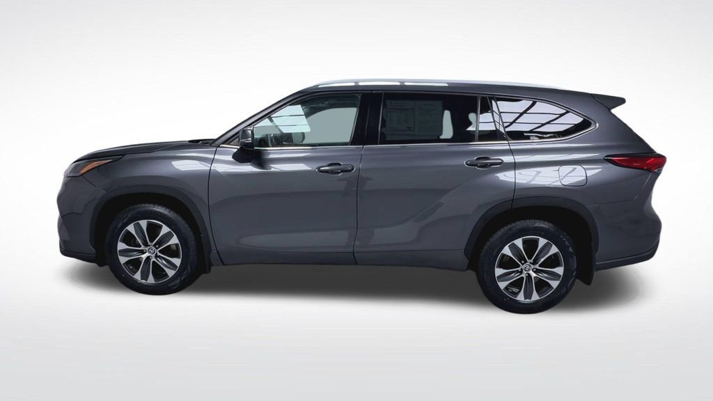 Used 2022 Toyota Highlander XLE AWD/4WD image 23