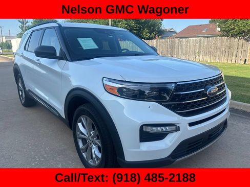 Used 2023 Ford Explorer XLT w/ Equipment Group 202A AWD/4WD image 3