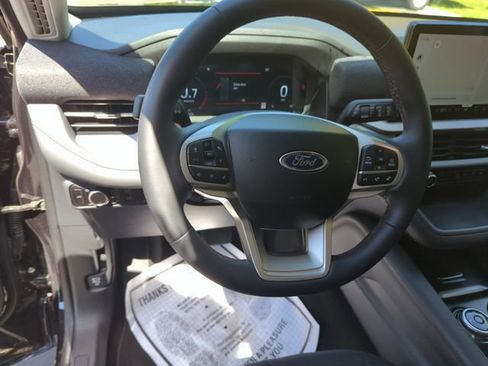 Used 2025 Ford Explorer Active AWD/4WD image 16