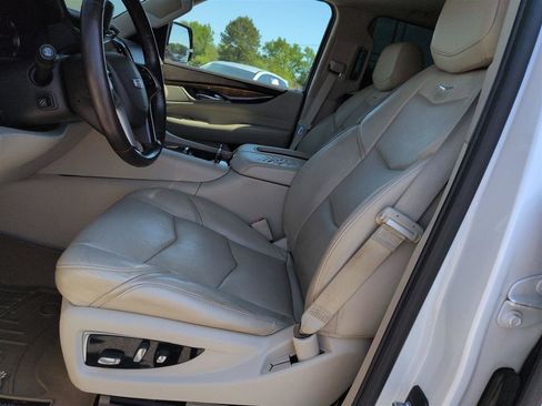Used 2017 Cadillac Escalade Luxury image 15
