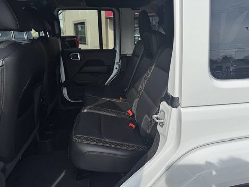 Used 2021 Jeep Wrangler Unlimited Sahara image 8