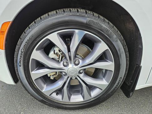 Used 2017 Chrysler Pacifica Limited image 9