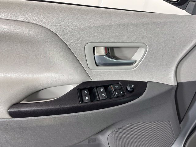 Used 2015 Toyota Sienna LE FWD image 16
