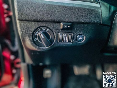 Used 2018 Chrysler 300 Touring L image 18