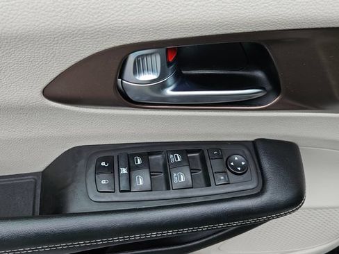 Used 2022 Chrysler Voyager LX FWD image 14