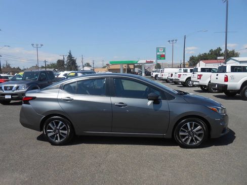 Used 2021 Nissan Versa SV image 2