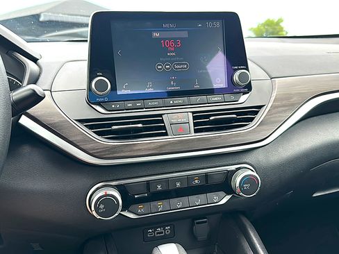 Used 2025 Nissan Altima 2.5 SV FWD image 31