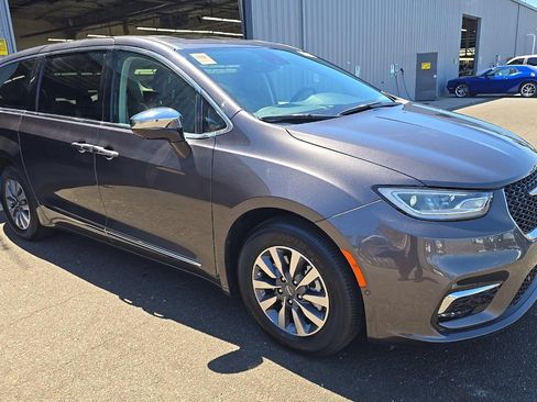 Used 2023 Chrysler Pacifica Limited w/ Uconnect Theater Family Group FWD image 2