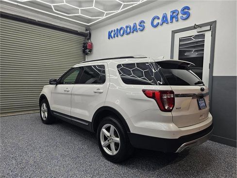 Used 2016 Ford Explorer XLT w/ Equipment Group 202A image 3