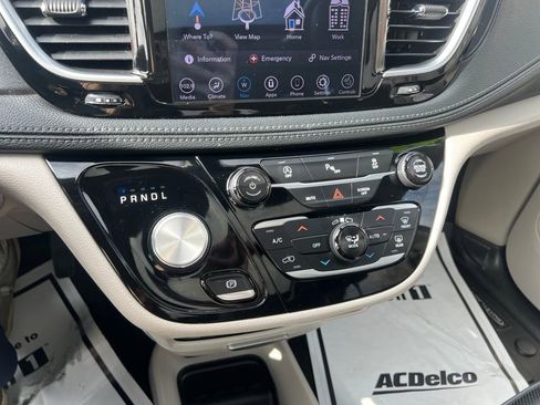 Used 2020 Chrysler Pacifica Limited image 18