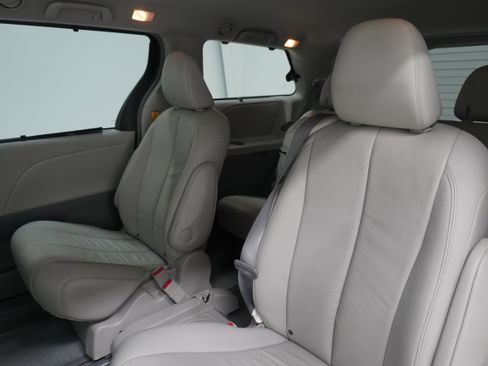 Used 2012 Toyota Sienna XLE w/ Entertainment Pkg FWD image 12