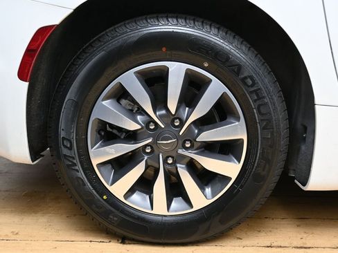 Used 2023 Chrysler Pacifica Touring-L FWD image 13